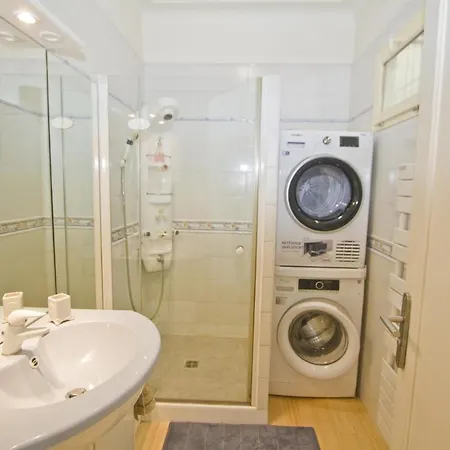 Top Floor Miramar Sea Front Apartment *