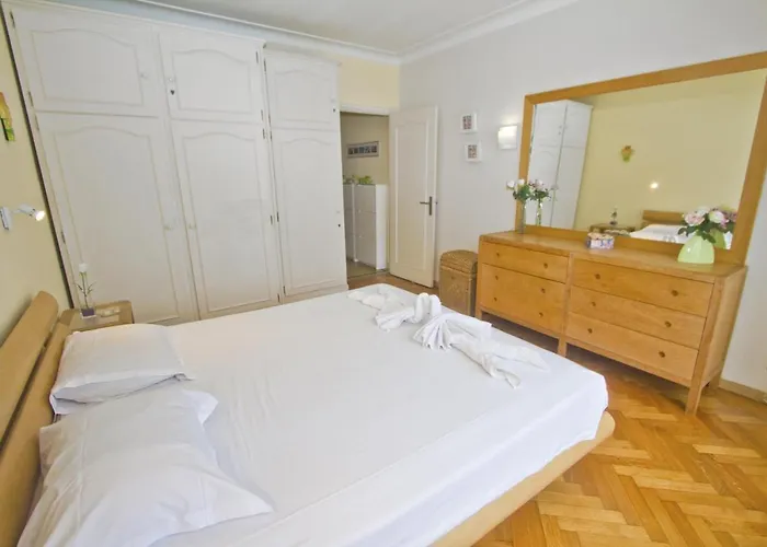 Top Floor Miramar Sea Front דירה